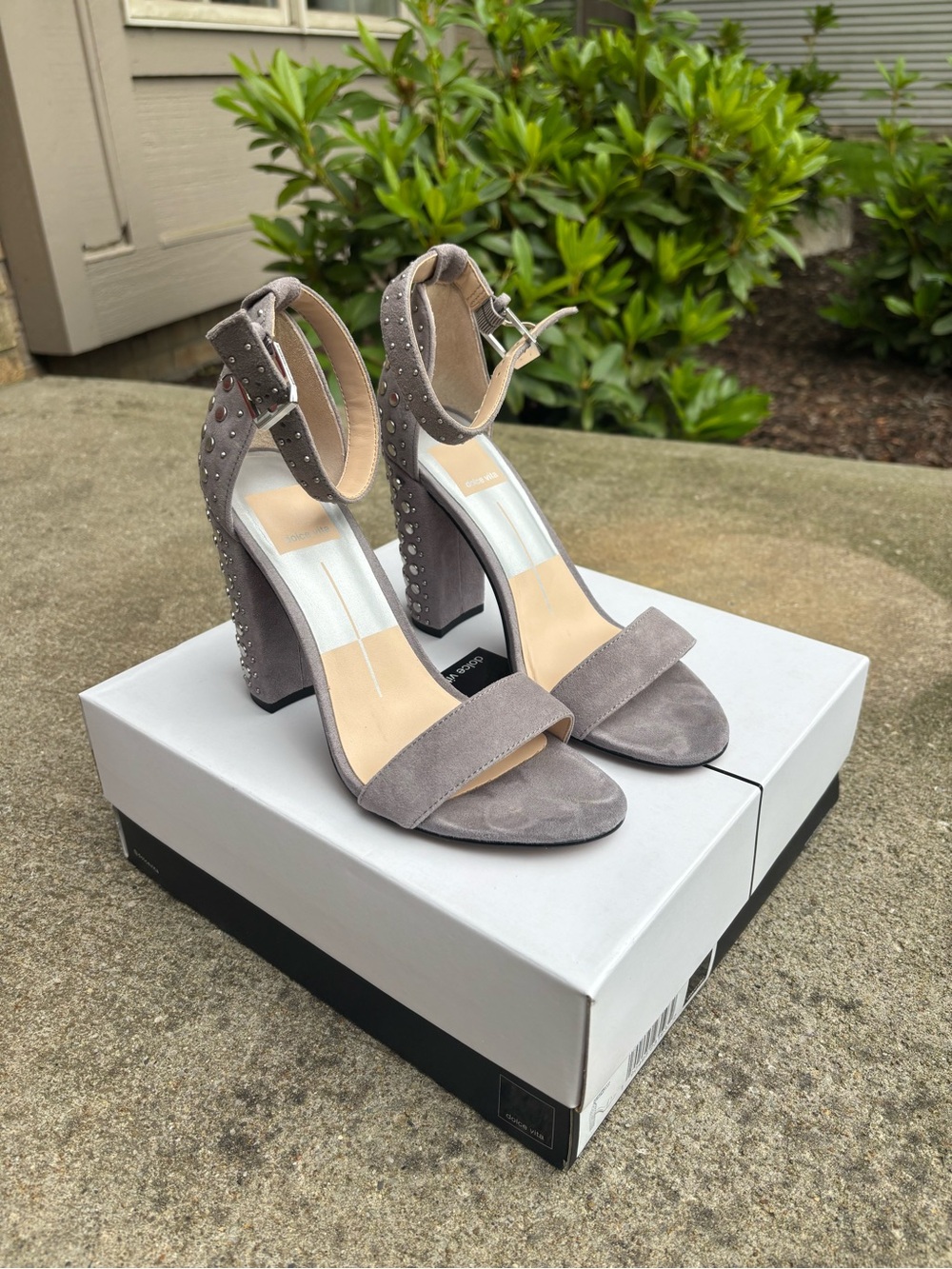 Dolce Vita Hendrix Silver Studded Gray Suede Block Heel size 6.5 EUC